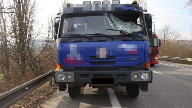 Ledy z kamionů rozbily na Zlínsku sklo nákladního i osobního auta